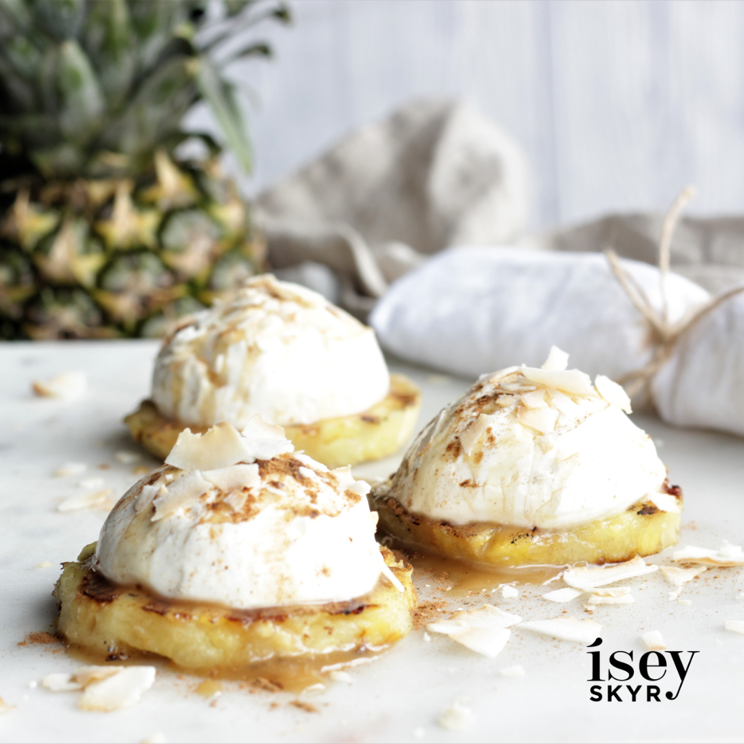 Grilled pineapple with frozen Skyr and caramel sauce