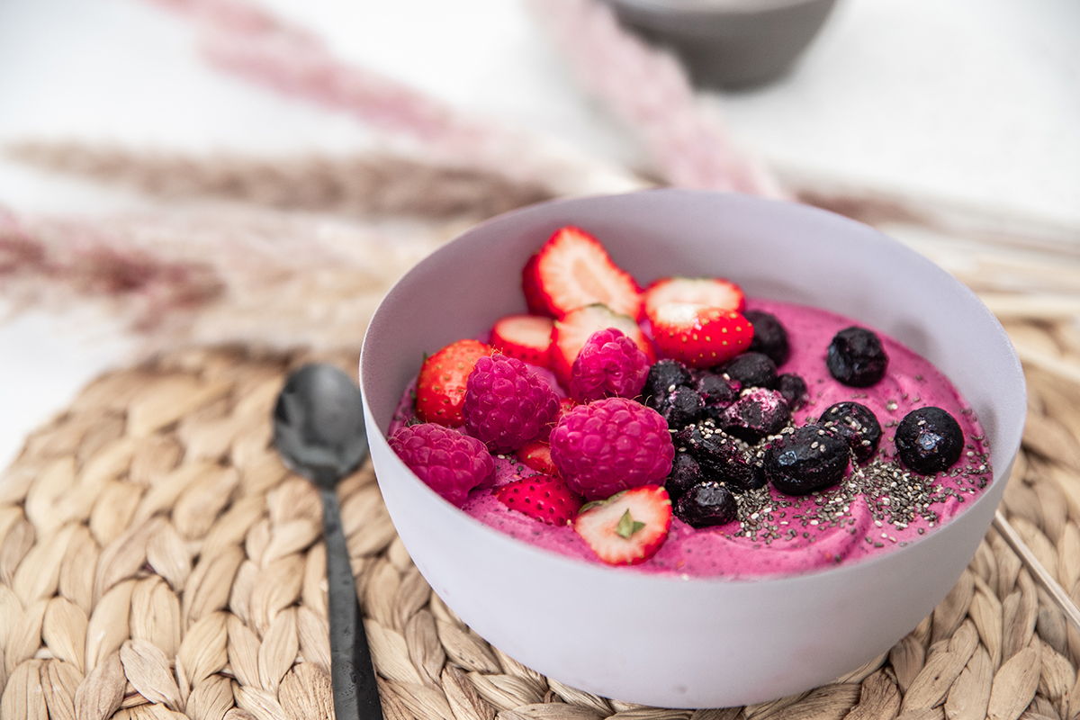 Acai and berries Ísey Skyr bowl